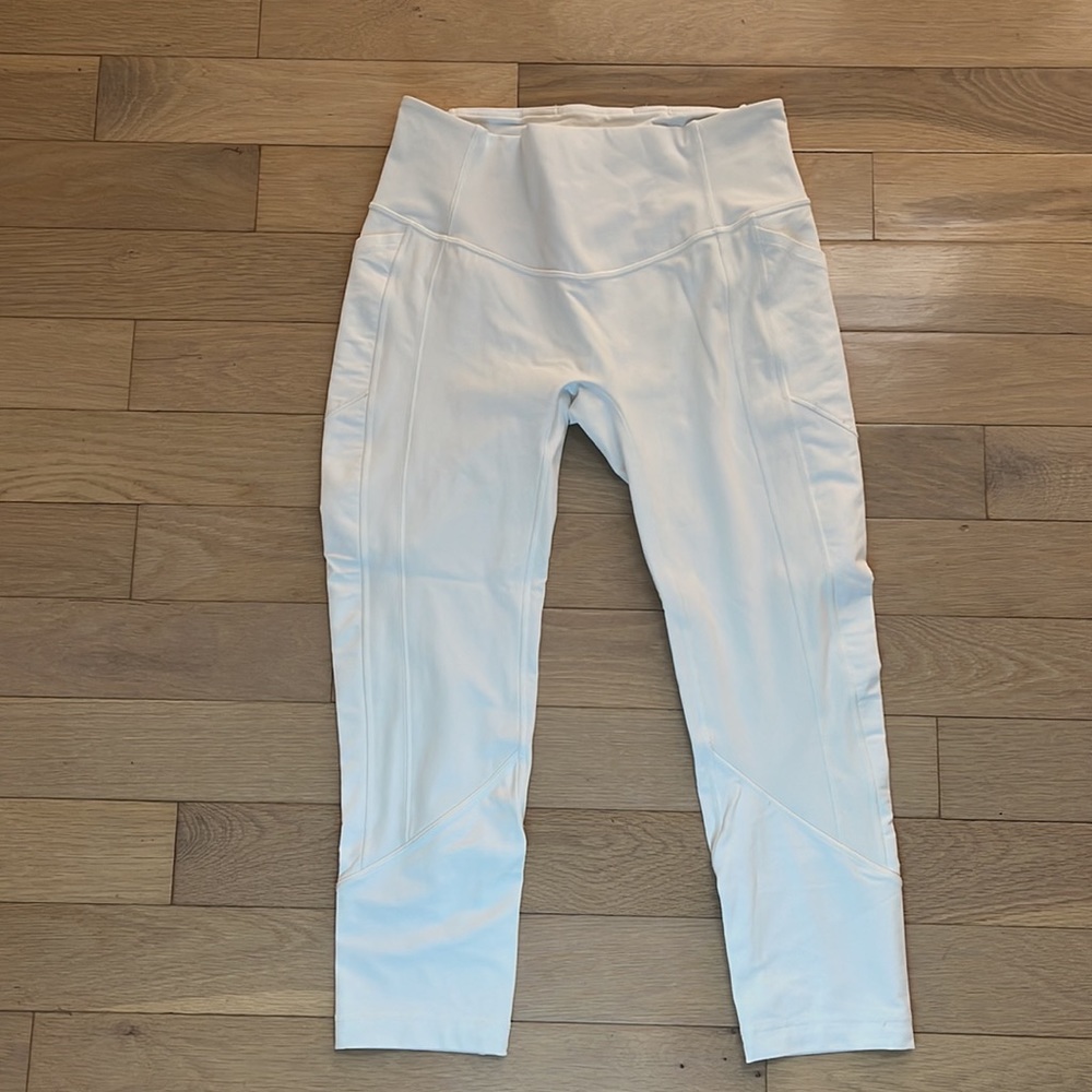 New Lululemon Athletica Gear: Yoga Crop Pants! Size 8-10